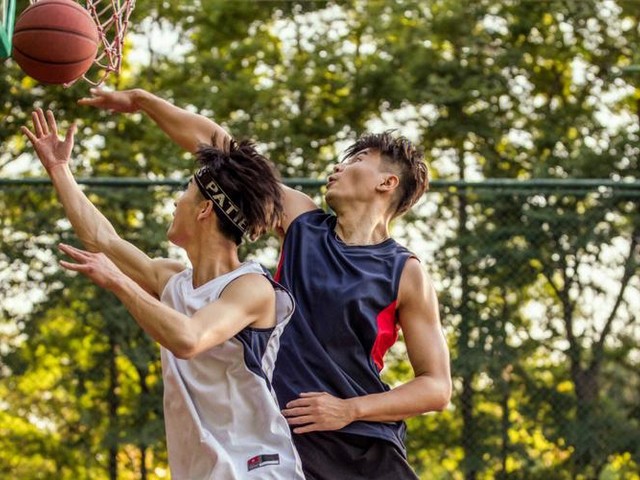 打篮球对青少年十大好处,形容篮球场上的青春